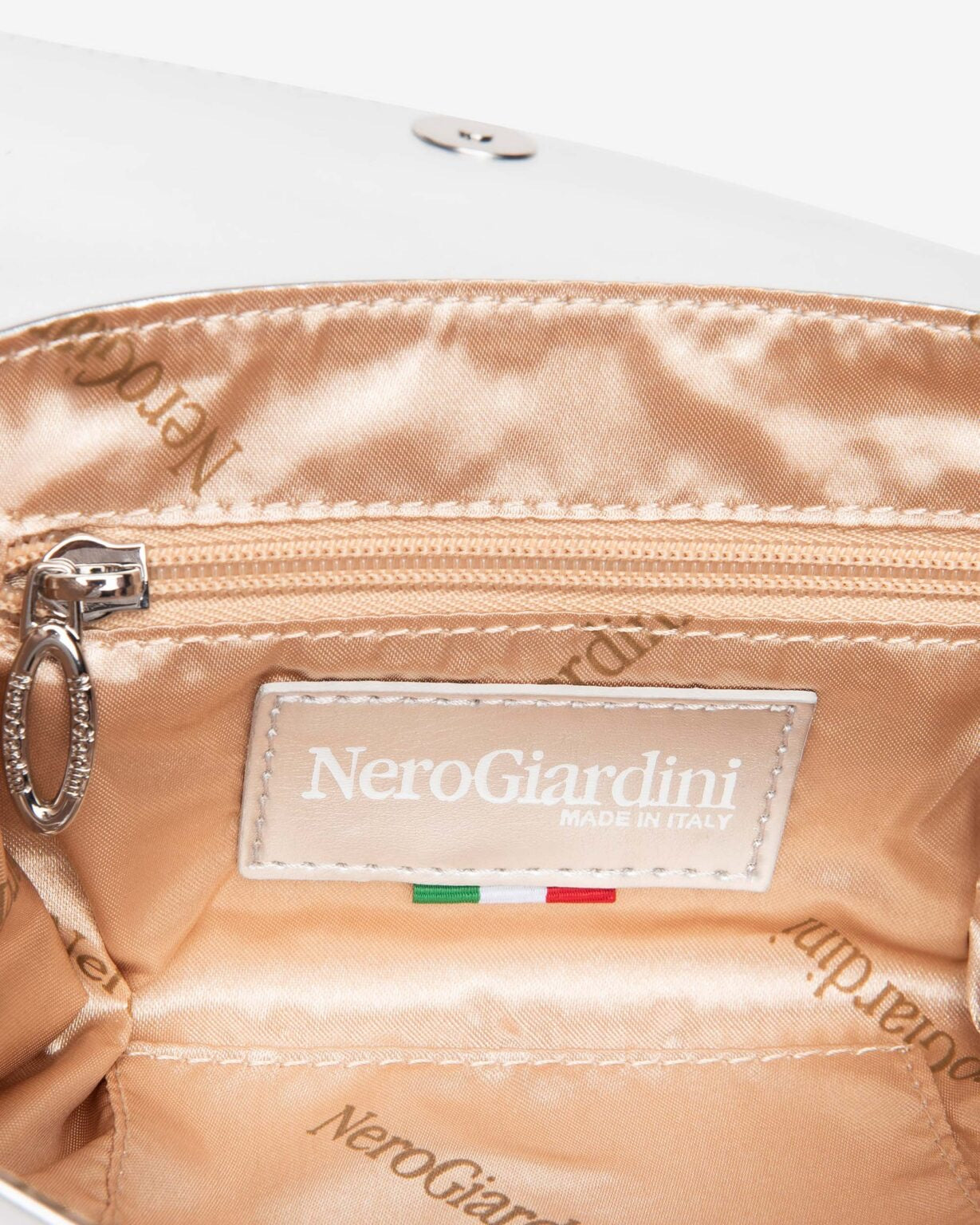 NeroGiardini Pochette da donna in materiale tecnico
Variante 700 | Colore Argento. Art. E443702DE.