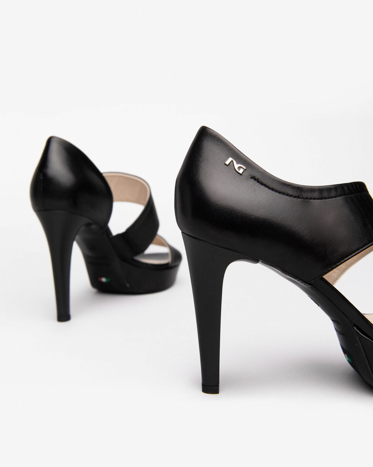 NeroGiardini Sandali donna in pelle
Variante 100 | Colore Nero Art.E410090DE